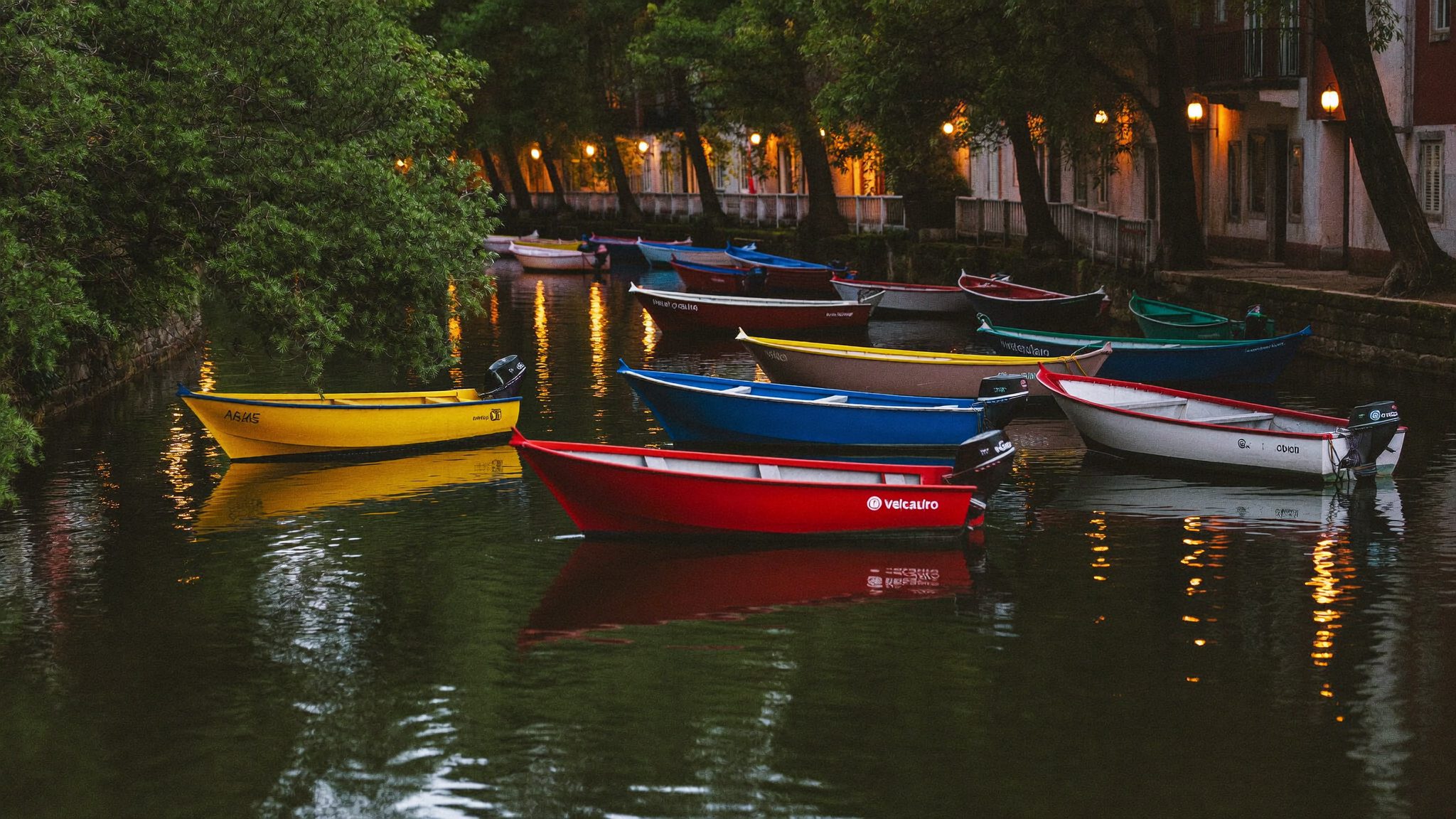 Canal de Aveiro com barcos moliceiros ao anoitecer