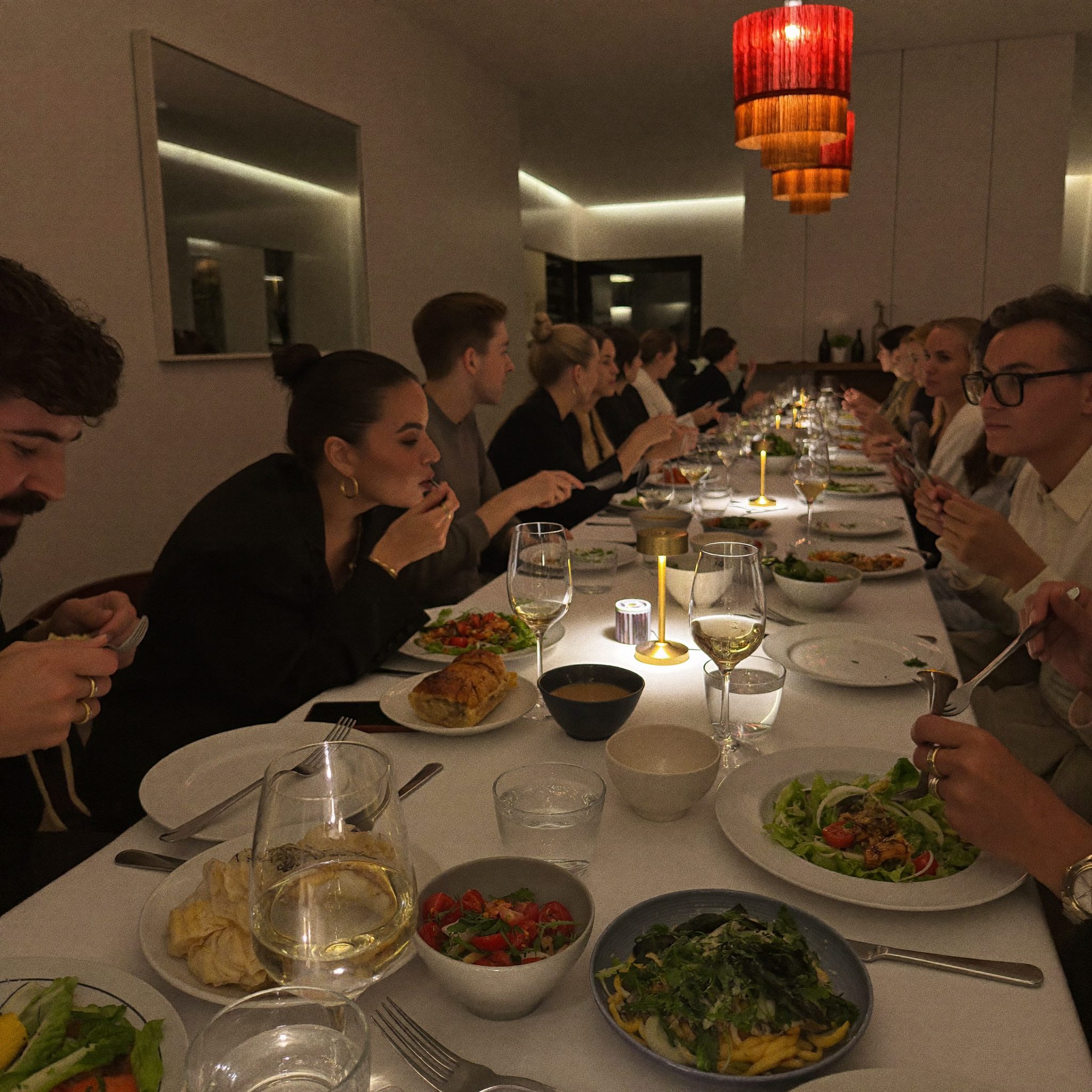 Equipa de empresa num almoço de grupo no restaurante Denlinka em Aveiro