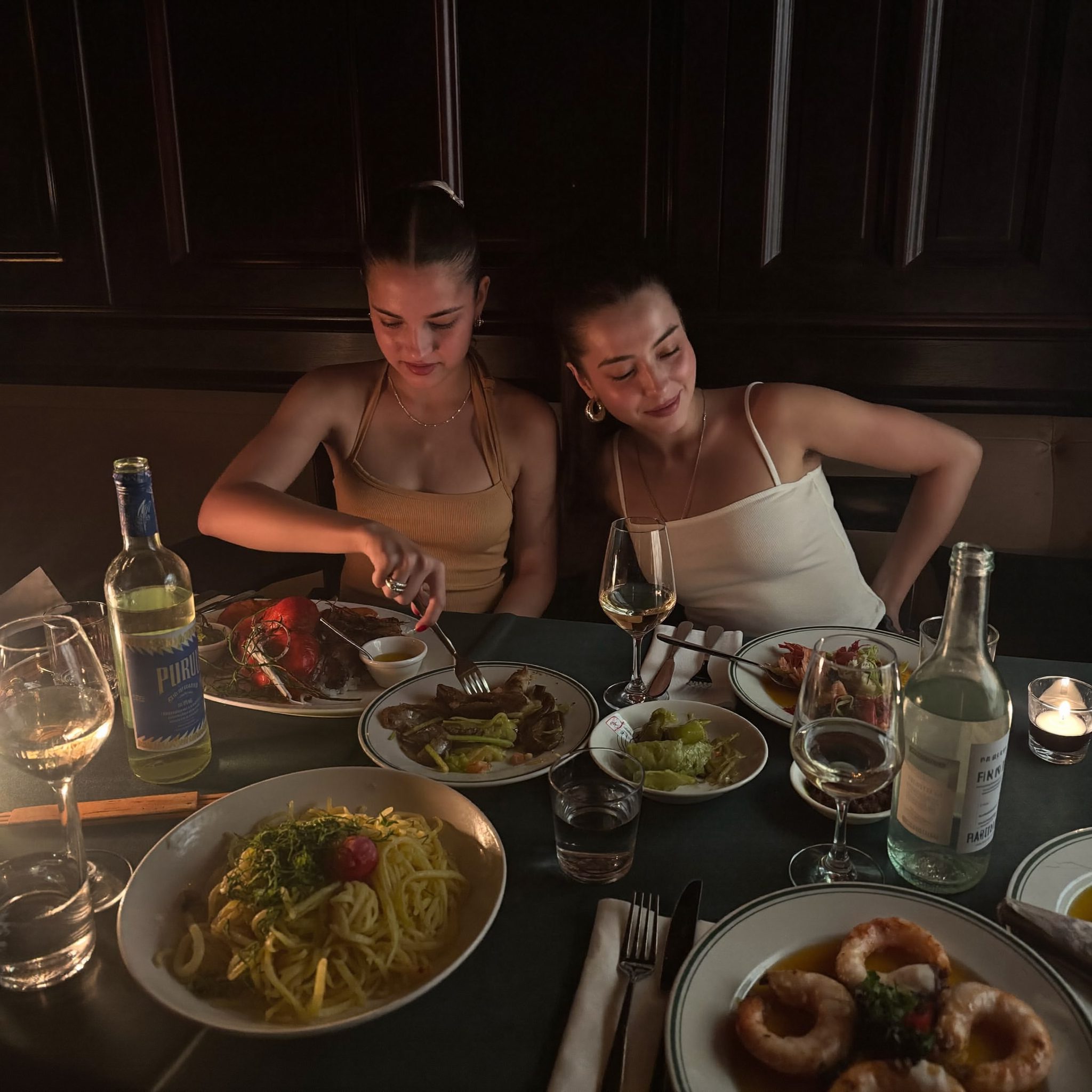 Ambiente de sala da Denlinka com casal a jantar marisco