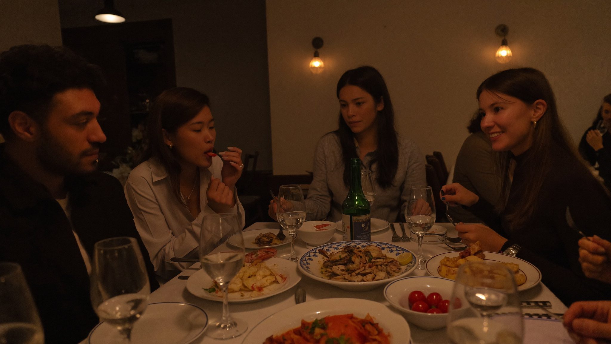 Mesa longa preparada para um jantar de grupo, com luz quente num restaurante em Aveiro